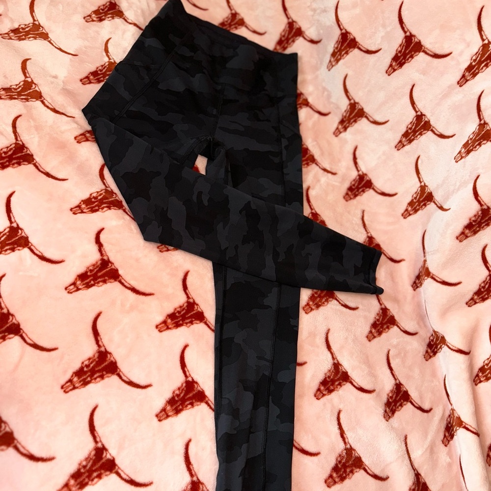 Lululemon Wunder Under Leggings with Pockets 25” Black Camo Size 4